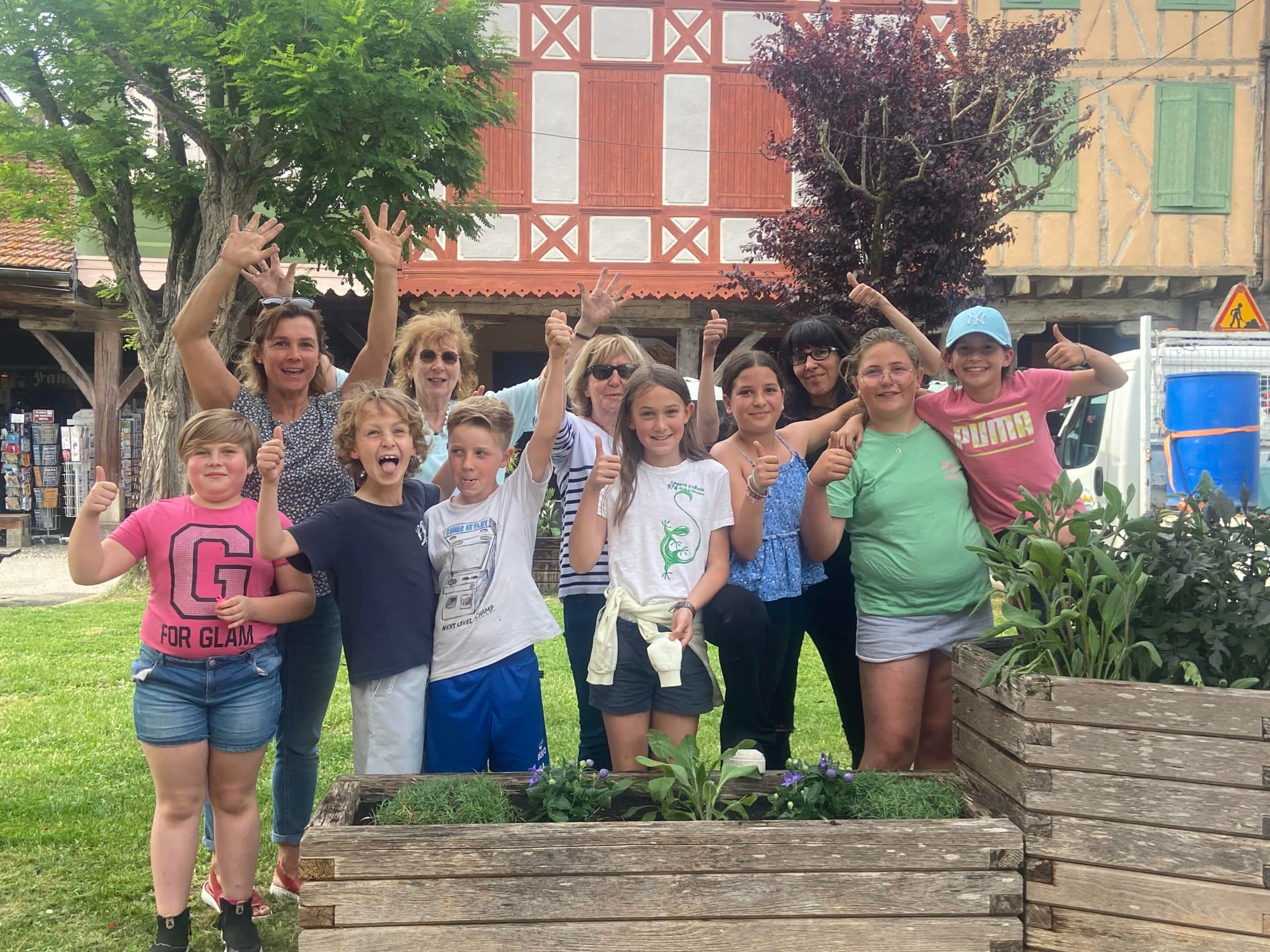 Plantation de fleurs place Maréchal Leclerc